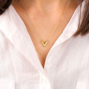 گردنبند طلا حرف v انگلیسی