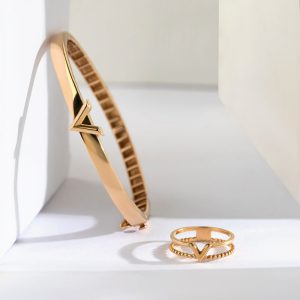 دستبند و انگشتر طرح v انگلیسی زیبا